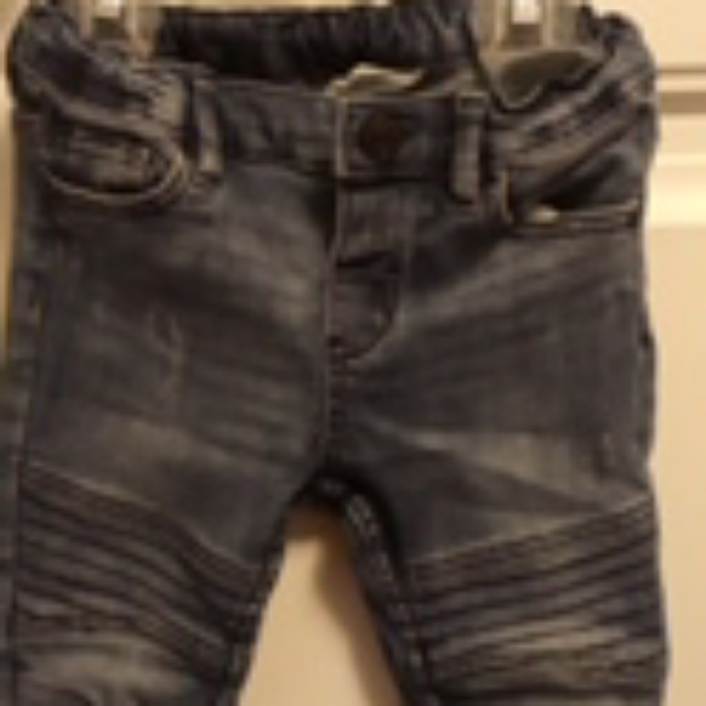 5pockets jeans with emphasis at the knee